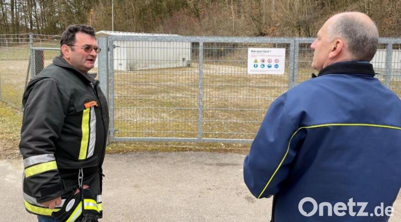 Kommandant Richard Leißner (links) zeigt dem Feuerwehr-UB-Redakteur Thomas Birkner die damalige Brandstelle am Bohrplatz Esch 1. Bild: lei