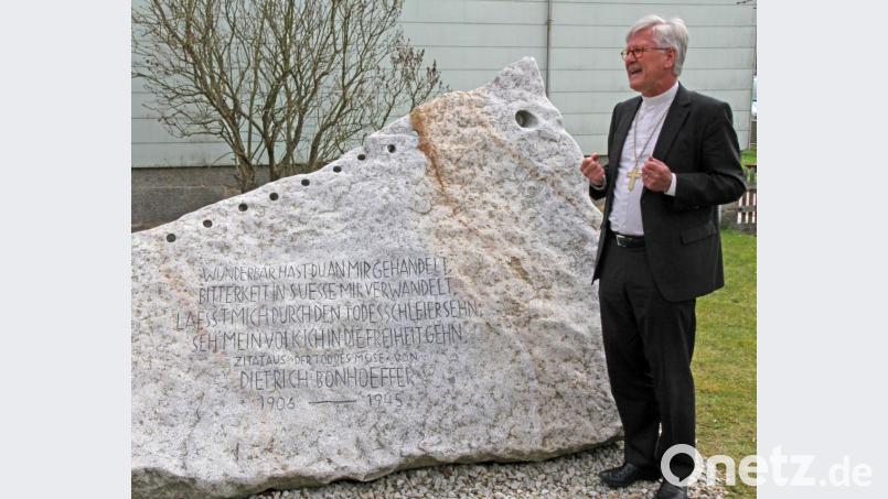 Landesbischof Heinrich Bedford-Strohm kam im April 2015 anlässlich des 70. Todestages von Dietrich Bonhoeffer nach Flossenbürg. Er bewunderte den von Professor Paul Schneider geschaffenen Erinnerungsstein. Archivbild: nm
