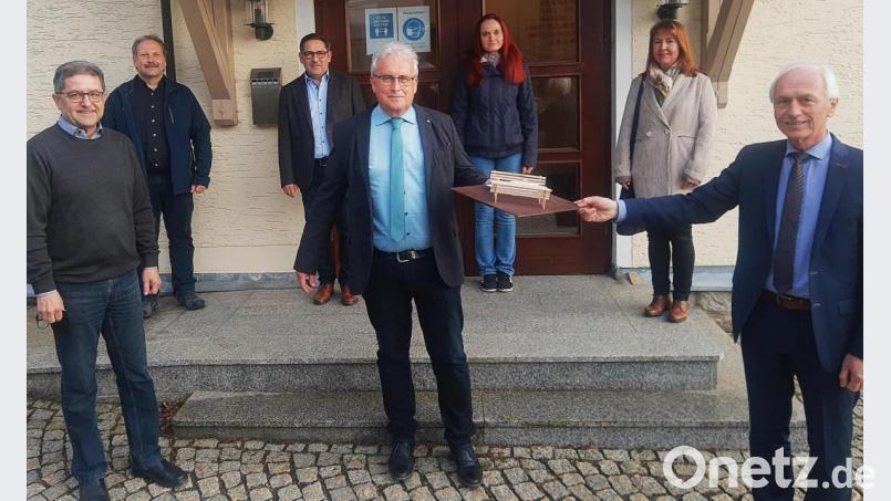Nach 25 Jahren Tätigkeit für den Wasserzweckverband wurde Wassermeister Gerhard Daubner (vorne, Mitte) in den Ruhestand verabschiedet. Als Geschenk übergab Vorsitzender Peter König (vorne, rechts) das Modell einer Gartenbank, in Originalgröße wird Daubner diese als Geschenk erhalten. Hinten rechts die neue Kassenverwalterin Claudia Pöllath, daneben Franziska Schindler als weitere Stellvertreterin. Mit im Bild (von links) stellvertretender Vorsitzender Franz Tauber, der Brander Bürgermeister Bernhard Schindler und Geschäftsführer Thomas Prechtl. Bild: ld