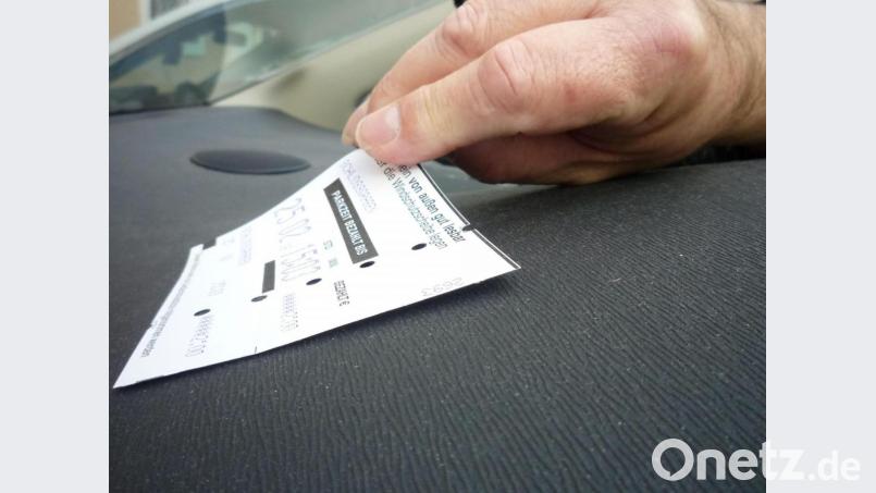 Die Verkehrsüberwacher der Stadt Amberg schreiben erst nach 15 Minuten auf. Eine Viertelstunde darf also jeder mit seinem Auto auf einem regulären Parkplatz stehenbleiben. Bild: tk