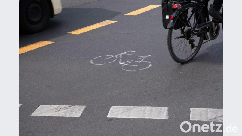 Am Donnerstagabend gegen 18 Uhr ereignete sich in der Regensburger Straße in Amberg ein Verkehrsunfall. Laut Polizei waren zwei Radfahrer beteiligt. Symbolbild: Paul Zinken/dpa