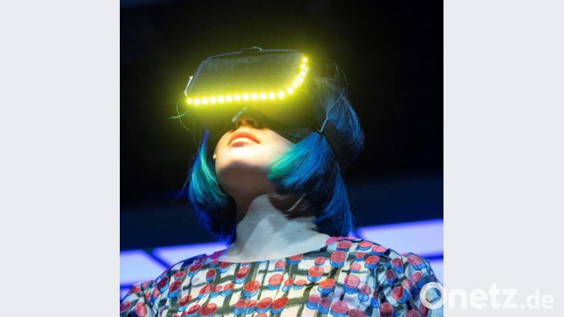 Bildtext: Im Staatstheater Augsburg experimentiert man mit VR-Brillen, hier eine Szene aus der Hybrid-Oper &quot;Orfeo ed Euridice&quot;. Bild: Jan-Pieter Fuhr