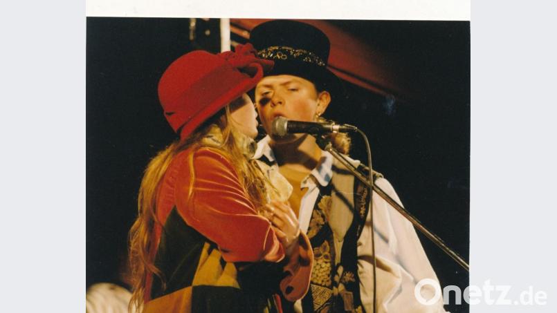 Barby singt im Duett mit ihrem Bruder Paddy vor dem Alten Rathaus. Archivbild: Kunz