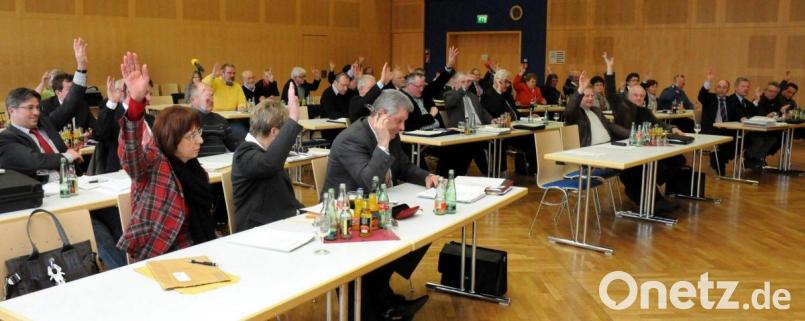 Ein Bild aus grauer Vor-Covid-Zeit. Kreisräte sitzen dicht an dicht. Heute wäre dies undenkbar. Präsenzsitzungen wollen die meisten Mandatsträger aber auch heute nicht missen. Archivbild: Stephan Huber