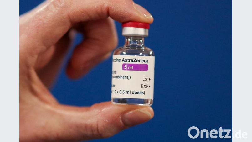 Eine Ampulle des Corona-Impfstoffs der Universität Oxford und des Pharmakonzerns Astrazeneca. Symbolbild: Russell Cheyne/PA Wire/dpa