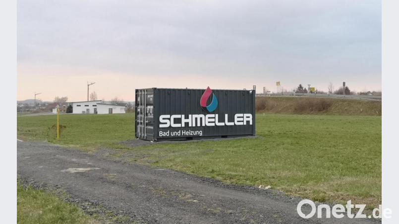 Ein Baucontainer der Waldsassener Firma Schmeller Bad und Heizung (Felix und Norbert Schmeller) steht schon seit einigen Wochen auf dem rund 10 000 Quadratmeter großen Grundstück im Mitterteicher Gewerbegebiet Kreuzäcker, wo das Unternehmen ein großes Neubauprojekt verwirklichen will. Links dahinter die Rettungswache des BRK und rechts der Kreisverkehr, der zur Tirschenreuther Straße führt. Bild: lnz