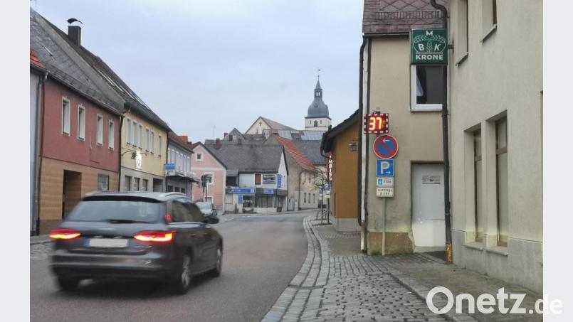Ein mobiles Tempomessgerät ist in der Vorstadt in Mitterteich jetzt stadteinwärts installiert worden. Zuvor war es auf der gegenüberliegenden Straßenseite im Einsatz. Bürgermeister Stefan Grillmeier teilte im Stadtrat mit, dass in diesem auf Tempo 30 beschränkten Bereich demnächst auch öfter geblitzt wird. Bild: lnz
