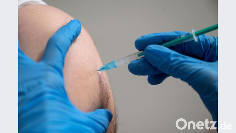 Rund 1460 von insgesamt 1952 Mitarbeitern des Klinikums Amberg sind geimpft oder haben einen Schutz vor einer Infektion, da sie bereits eine Infektion durchgemacht haben. Bild: Marijan Murat/dpa