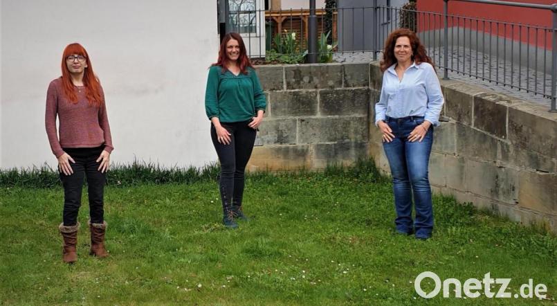 Kerstin Graf, Leiterin Jessika Wöhrl-Neuber und Deborah Bregler (von rechts) warten darauf, dass im Familienzentrum „Mittendrin“ in Kemnath halten mit kreativen Online-Auftritten die Kontakte zu den Familien und Netzwerkpartnern. Bild: ubb
