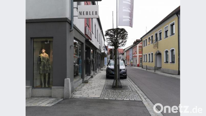 Die Bahnhofstraße in Oberviechtach ist im Lockdown oft menschenleer. Schnelltest-Angebote sollen wieder Kunden in die Läden bringen. Bild: Portner