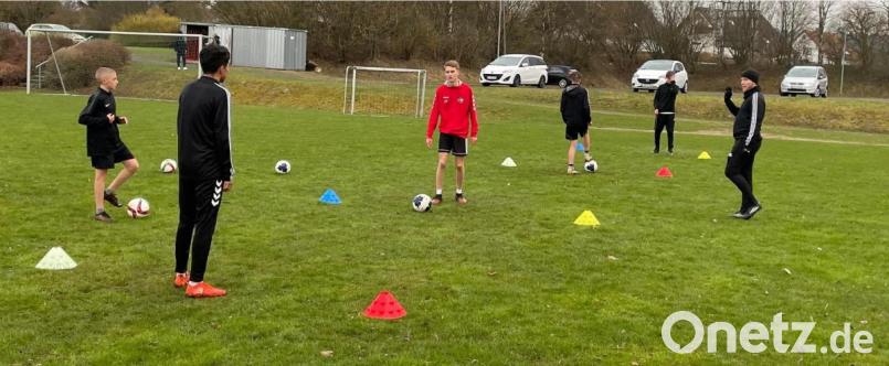 Seit Montag dürfen die Nachwuchskicker des DFB-Stützpunktes Poppenreuth wieder trainieren. Nach fünfeinhalb Monaten Paus steht das Techniktraining mit entsprechendem Abstand im Fokus. Bild: Fachtan/exb