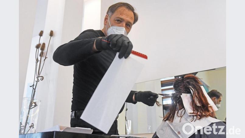 Mit haarigen Angelegenheiten kennt sich Friseurmeister Armin Sengenberger bestens aus. Nur die Corona-Regeln, die sich immer wieder ändern, sind trotzdem nicht leicht für den Neustädter Geschäftsmann und seine Kollegen zu handhaben. Bild: Gabi Schönberger