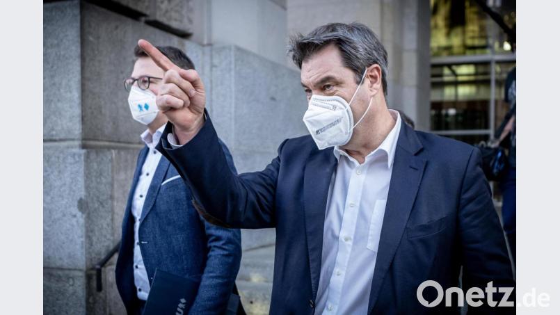Der bayerische Ministerpräsident und CSU-Chef Markus Söder (CSU) verlässt mit Generalsekretär Markus Blume (links) den Bundestag. Bild: Michael Kappeler/dpa