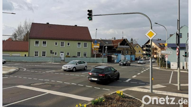 Auf den schlechten Zustand der Färberbrücke und der Fahrbahn auf der darüber liegenden Ampelkreuzung hat die SPD-Fraktion im Mitterteicher Stadtrat hingewiesen. Sie fordert vom zuständigen Straßenbauamt eine baldige Sanierung und die Schaffung eines Kreisverkehrs. Bild: lnz