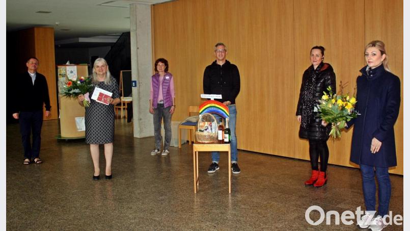 Den neuen Leiter des Kinderhauses Patrick Schu (Dritter von rechts) begrüßen (von links) Pfarrer Peter Brolich, Vorgängerin Elisabeth Melzner, Christa Deubzer, Gloria Görner-Degasperi und Daniela Tubifato. Bild: R. Kreuzer
