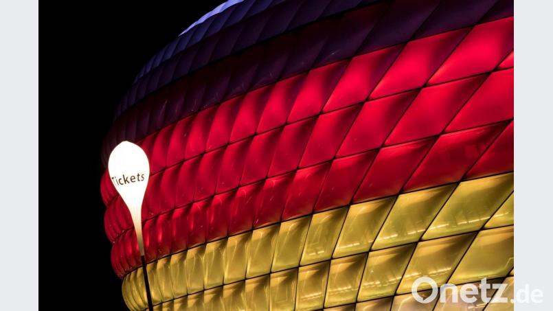 Joachim Löw kann sich nun doch auf mindestens drei Heimspiele bei der Fußball-Europameisterschaft freuen. München bleibt Gastgeber. Wie viele Fans in der Allianz Arena im Sommer dabei sein können, ist noch unklar. Symbolbild: Sven Hoppe/dpa