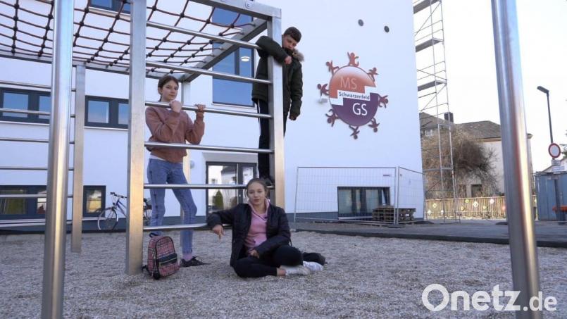 Die drei Schüler Franziska Wild (Klasse 7a), Emily Ries (7b) und Dardan Berisha (7b; von links) führen durch den Imagefilm der Schule Schwarzenfeld und stellen dabei den Unterricht und das Angebot Ganztagsschule vor.. Screenshot: Schule Schwarzenfeld/Holger Wild