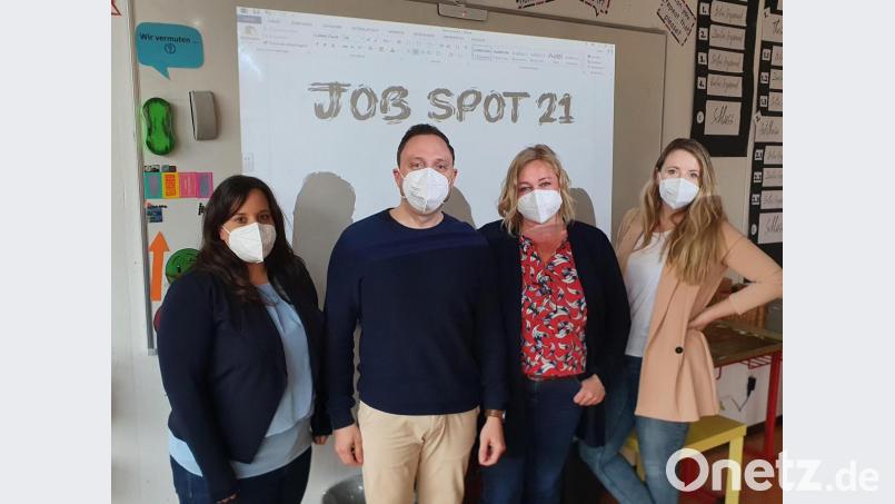 Das Organisationsteam von „Job-Spot“ (von rechts): Jennifer Rademacher, Konrektorin Sabine Meyer-Hofmann, Thorsten Legath und Iris Reber. Es fehlen Udo Zinßer, Jürgen Winkler und Michael Dykta. Bild: Biczysko/fph