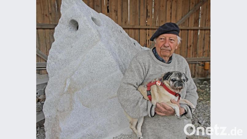 Für Professor Paul Schneider war Flossenbürg zweite Heimat. Der international renommierte Künstler arbeitete seit Jahrzehnten auch in der Grenzgemeinde. Mops Tandori war als treuer Begleiter immer dabei. Archivbild: nm