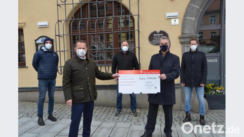 Sparkassenvorstandsvorsitzender Gerhard Hösl (vorne, links) und Bürgermeister Andreas Wutzlhofer (vorne, rechts) eröffneten den diesjährigen Spendenreigen der Vereinigten Sparkasse und bedachten diesmal die heimische Kulturszene (von links) um Heiner Reber (LTO), Gerald Grosser (VFV) und Hannes Gilch (MiVoh). Ihre Gemeinschaften erhalten jeweils 1000 Euro. Bild: dob