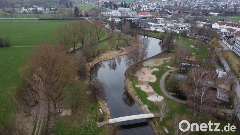Im Stadtbad ist nur mit Aufsichtspersonal Schwimmen auch 2021 wieder möglich. Über den Beschluss für diese freiwillige Leistung wird allerdings erst in einer Sondersitzung am 3. Mai beraten. Luftbild: Gustl Beer
