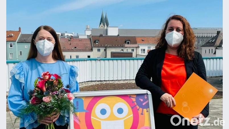 Seit 25 Jahren ist Nicole Meindl (links) Gesundheitsexpertin in Weiden. Caroline Schießl gratuliert. Bild: Andreas Rewitzer/DAK/exb