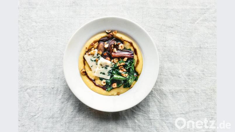 Polenta lässt sich gut kombinieren, zum Beispiel mit Spinat und Nüssen. Bild: Wolfgang Schardt/Gräfe und Unzer/dpa-tmn