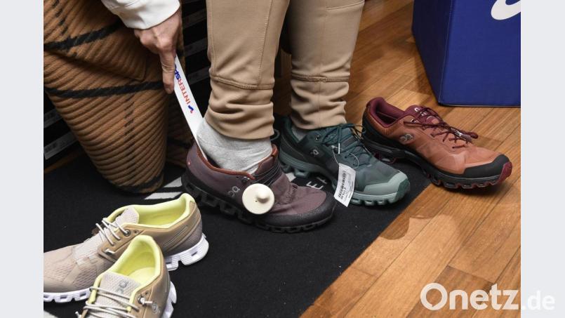 Schuhe im Geschäft anprobieren? Diese Woche geht das in Amberg, aktuell ist hier &quot;Click &amp; Meet&quot; erlaubt: Die Kunden dürfen mit Anmeldung, FFP2-Maske und negativem Coronatest in die Geschäfte. Bild: Petra Hartl