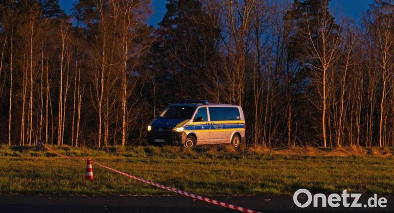 Ein Einsatzfahrzeug der Polizei steht neben dem Rollfeld des Flugplatzes in Kulmbach. Bei einem Absturz eines Sportflugzeuges sind nach Aussage eines Sprechers der Polizei dort zwei Menschen ums Leben gekommen. Bild: Nicolas Armer/dpa
