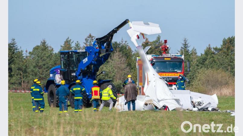 Einsatzkräfte stehen neben einem abgestürzten Sportflugzeug auf dem Rollfeld des Flugplatzes in Kulmbach. Bei dem gestrigen Absturz eines Ultraleichtflugzeuges sind nach Aussage einer Sprecherin der Polizei zwei Menschen ums Leben gekommen. Bild: Nicolas Armer/dpa