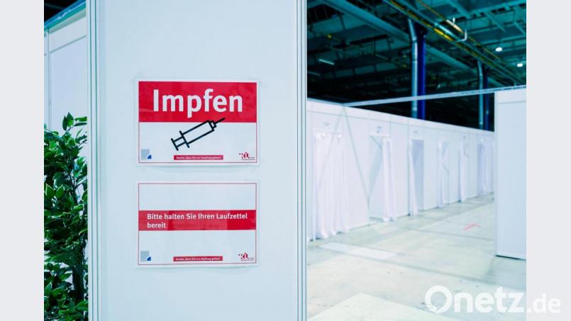 Für Geimpfte und für Genesene könnte es Ausnahmen von den Kontakt- und Ausgangsbeschränkungen geben. Symbolbild: Uwe Anspach/dpa