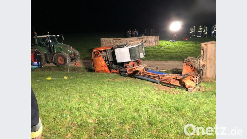 In der Nacht begannen die Arbeiten, um den Bagger zu bergen. Bild: ga