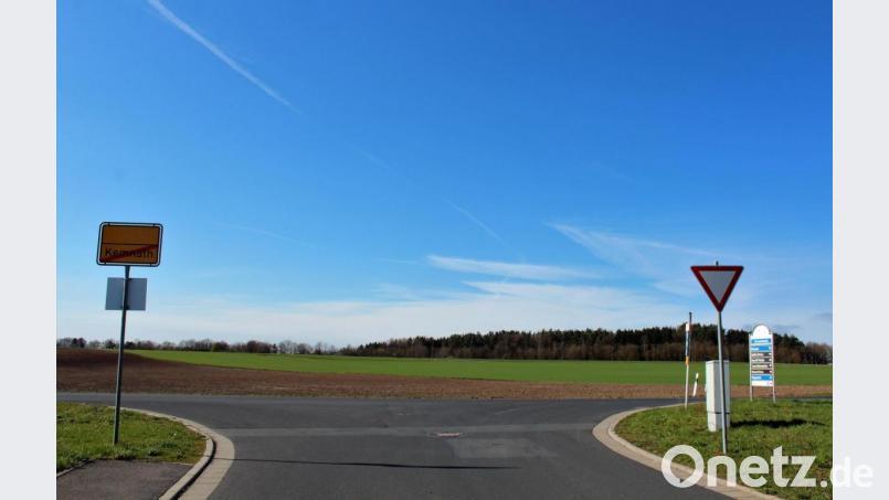 Das Ortsschild signalisiert aktuell noch, dass Kemnath hier endet. Dies soll sich ändern: Das sich anschließende Areal südlich der Hammergrabenstraße soll im laufenden Jahr als Gewerbegebiet erschlossen werden. Bild: stg