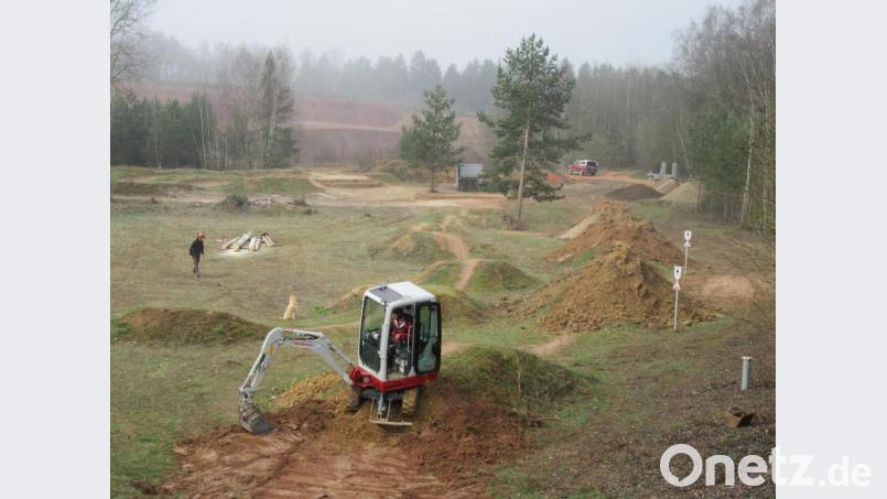 Auf dem Areal unmittelbar neben dem Freizeitgelände &quot;Werk B&quot; an der Mitterteicher Straße ist in der vergangenen Woche das Projekt &quot;Bike-Park&quot; weiter optimiert worden. Bild: kgg