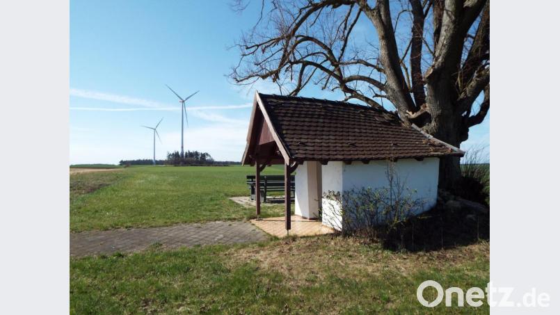 Die kleine Kapelle bei Hagenohe wirkt aus der Nähe etwas renovierungsbedürftig. Möglicherweise wird sich wegen ihr aber eine Freiflächen-Photovoltaikanlage nicht in der geplanten Größe verwirklichen lassen. In diesem Bereich des Gemeindegebiets sind bereits zwei Windräder entstanden. Bild: ll