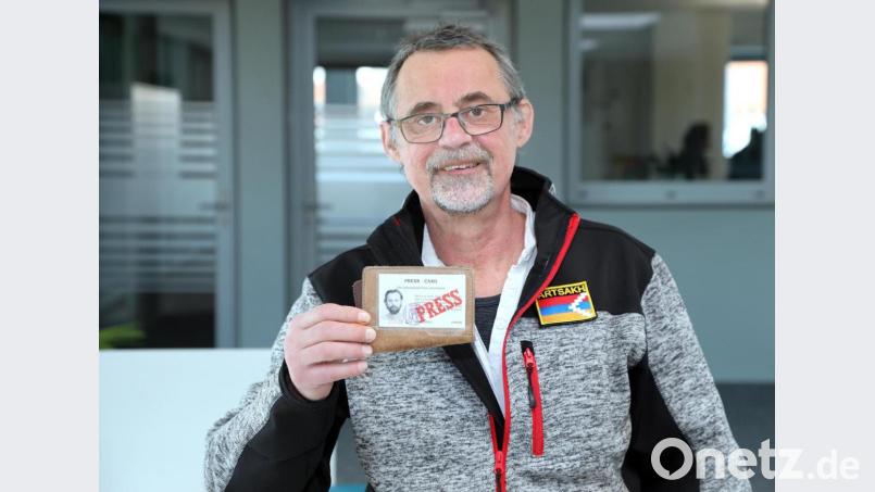 Siegfried Melchner aus Neukirchen bei Sulzbach-Rosenberg zieht es immer wieder in Krisengebiete wie die &quot;Republik Arzach&quot; im Kaukasus, von der er einen Aufnäher an der Jacke trägt. Mitunter vertraut er bei seinen Touren auf den internationalen Presseausweis, den er sich vor Langem in London ausstellen ließ. Bild: WOLFGANG STEINBACER
