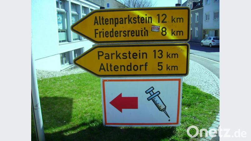 Hier geht&#039;s lang: Den Weg zum Pressather Impfzentrum kann dank anschaulicher Hinweisschilder niemand verfehlen. Bild: bjp