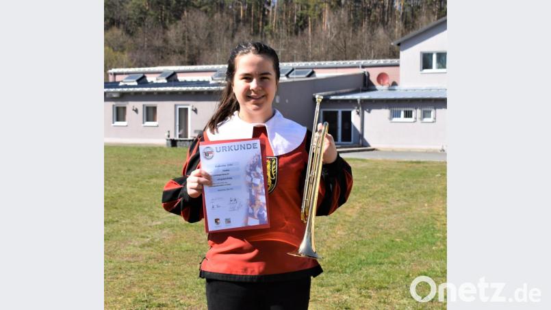 Katharina Eibel erhält das silberne Musikerleistungsabzeichen des Nordbayerischen Musikbundes Bild: rgr