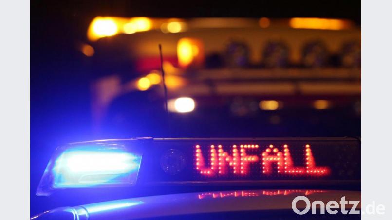Ein Polizeiwagen steht mit eingeschaltetem Blaulicht an einer Unfallstelle. Auf der A3 im Landkreis Regensburg hat sich ein schwerer Unfall ereignet. Symbolbild: Malte Christians/dpa