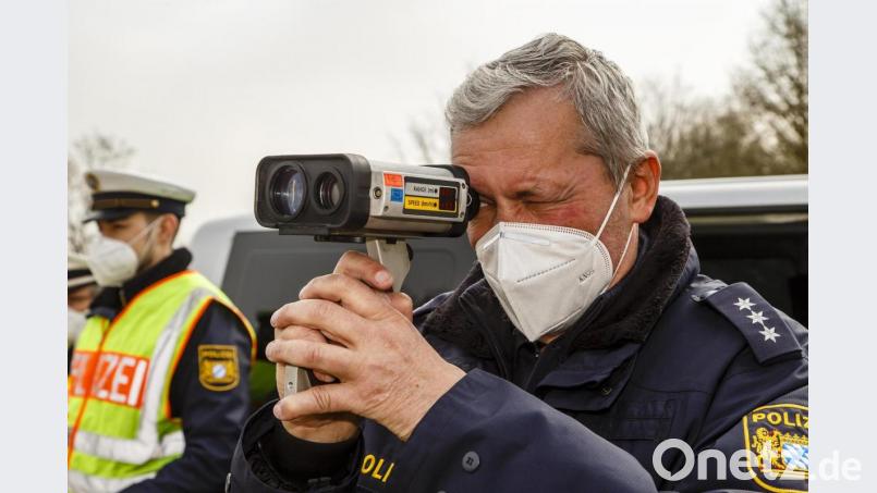 Hauptkommissar Gerhard Richter bedient die Laserpistole bei der "Blitzmarathon"-Kontrolle am Mittwoch an der Schwandorfer Grünwaldkreuzung. Bild: Hösamer