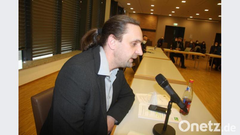 Grünen-Stadtrat Josef Schmidt in der Aussprache um die Entlastung der Werkleitung der Erbendorfer Stadtwerke. dtwerke Entlastung Bild: wro