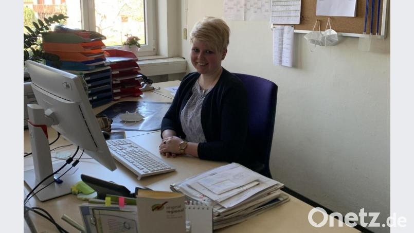 Theresia Troppmann hat sich schon ein wenig an ihrem neuen Arbeitsplatz eingelebt. Seit 1. März ist sie am Landwirtschaftsamt Tirschenreuth im Team. Bild: ubb