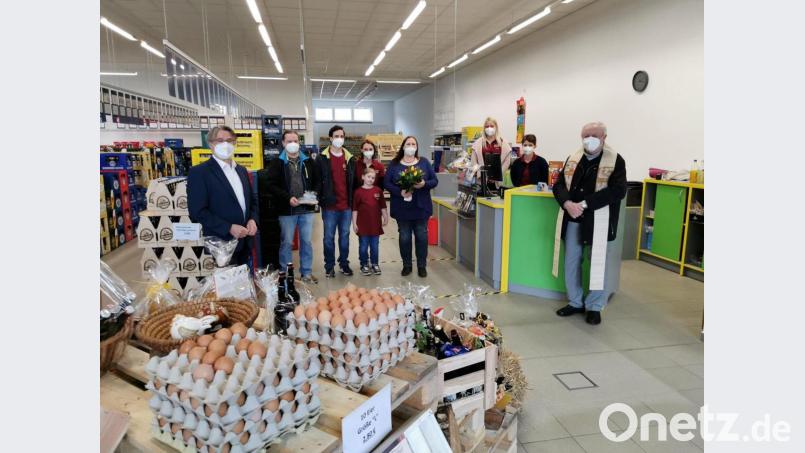 Im Beisein der Familie Beer, der Verkäuferinnen und Bürgermeister Reiner Gäbl (li) segnet Pfarrer Erwin Bauer (re) den Getränkemarkt und alle Beschäftigten. Bild: gz