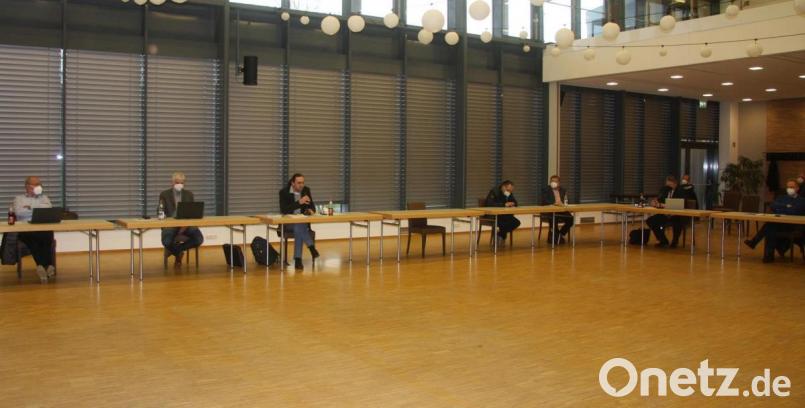 Die Lautsprecheranlage in der Stadthalle (oben halblinks) sorgt dafür, dass jeder gut mitbekommt, worüber am Abend debattiert wird. Die Akustik hat aber auch einen Nachteil, ließ Bürgermeister Johannes Reger in der Stadtratssitzung anklingen.