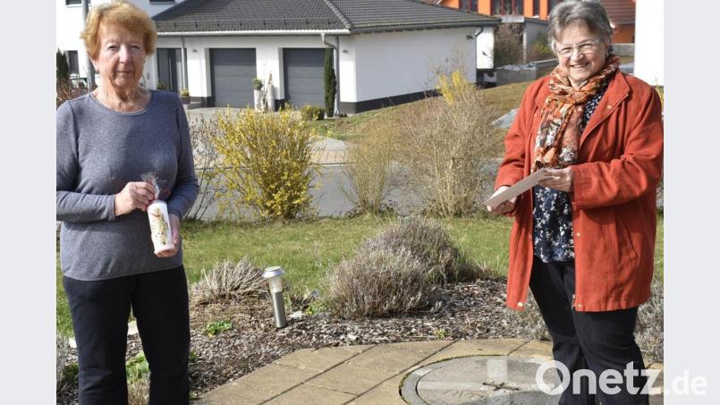 Brigitte Neugebauer (rechts) übergibt 550 Euro aus dem Erlös des Verkaufs von durch sie selbst verzierten Osterkerzen an Doris Graf, Leiterin des Arche-Teams der Sozialen Runde Auerbach. Bild: sck