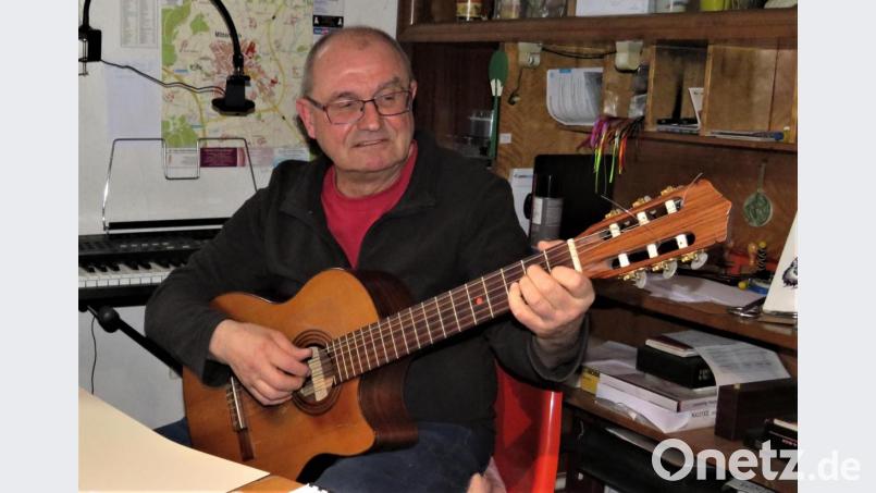 Musiklehrer Peter Tillig denkt immer wieder darüber nach, wie er es seinen Schülern beim Erlernen eines Instrumentes leichter machen kann. Zum dritten Mal ist er deshalb auch als Autor für Notenanleitungen tätig. Bild: ubb