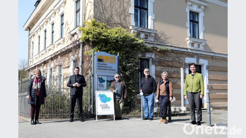 Kunst lebt von der öffentlichen Wahrnehmung. Dafür werben Elke Horsch Vorstandsmitglied im Förderverein Oberpfälzer Künstlerhaus, Landrat Thomas Ebeling, die Austauschkünstler Reinhard Roy und István Haász sowie dritte Bürgermeisterin Marion Juniec-Möller und Künstlerhaus-Leiterin Christina Lanzl (von links). Bild: Gerhard Götz