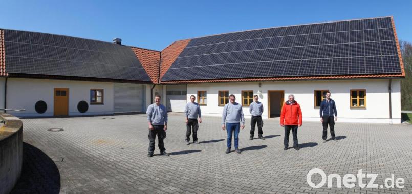 Eine hervorragende Arbeit bescheinigte Bürgermeister Johannes Reger (Zweiter von rechts) dem Firmeninhaber Jürgen Stahl (Dritter von links) beim Aufbau der Photovoltaikanlage auf dem Hauptgebäude der Kläranlage. Mit auf dem Bild die Mitarbeiter der Firma Stahl und Klärwärter Maximilian Winkler (rechts). Bild: JOCHEN NEUMANN 
ERBENDORF