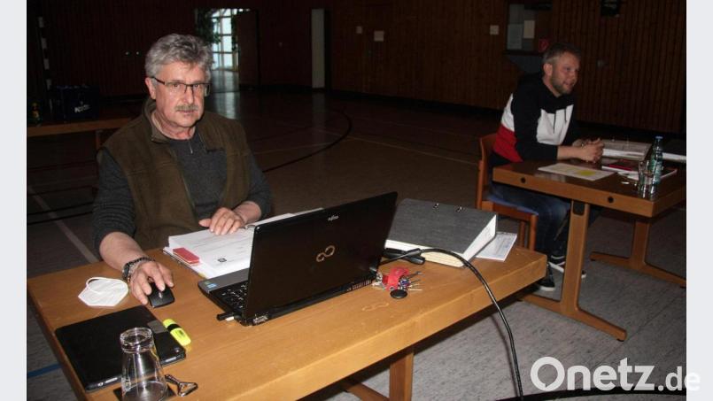 In Vertretung eines Beamten der Polizei Tirschenreuth trug Bürgermeister Wolfgang Braun (links) Zahlen aus dem Sicherheitsbericht vor. Rechts im Bild Kämmerer Andreas Günthner. Bild: wro