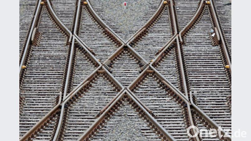 In Bayreuth ist eine Frau bei einem Zusammenstoß mit einem Zug ums Leben gekommen. Symbolbild: Jan Woitas/dpa